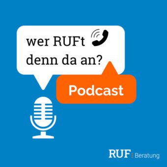 Blauer Hintergrund mit einer weißen Sprechblase mit der Aufschrift „Wer RUFT denn da an?“ und einem Telefonsymbol, einer orangefarbenen Blase mit Podcast, einem Mikrofonsymbol und dem Logo von RUF: Beratung unten rechts. - RUF Beratung - Ihre Contact Center Berater